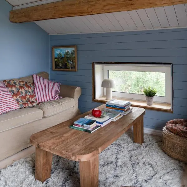 Lovely cabin with a beautiful view over Byske river, hotel v destinaci Byske