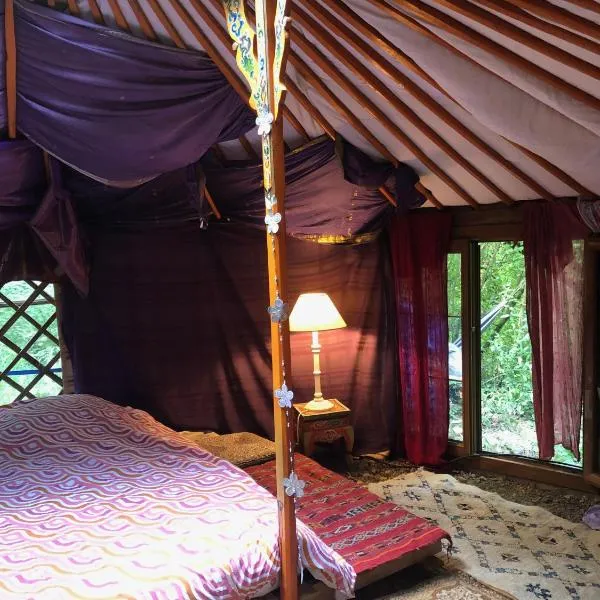 Yourte dans la forêt, hotel in Rennes-les-Bains