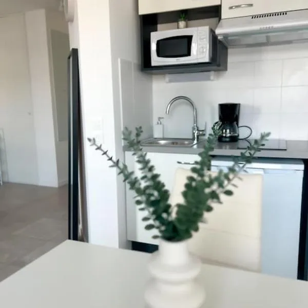 Studio in Lormont with Free Parking – hotel w mieście Lormont