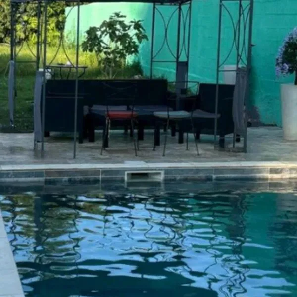VILLA BELLA avec piscine et jacuzzi, hotel in Saint-Fons