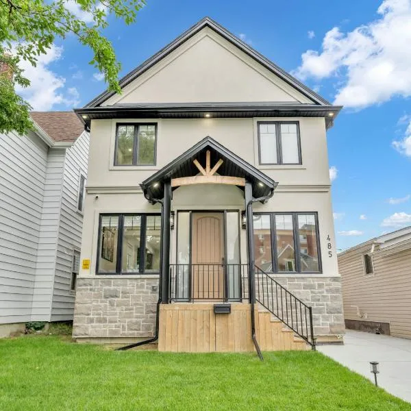 Stylish 2-Bedroom Apartment In Downtown Windsor, hotel in Windsor