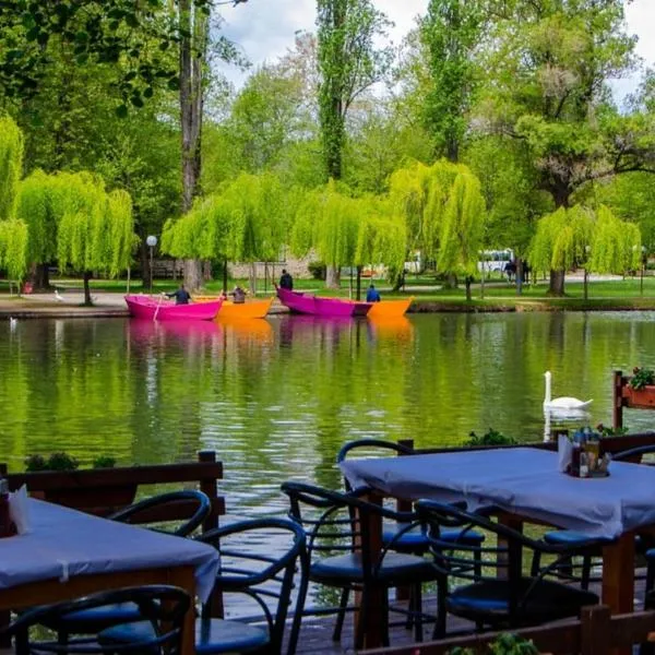 2BR Lakeside & Panoramic Balcony - Pogradec, Lake Ohrid, hotel in Pogradec