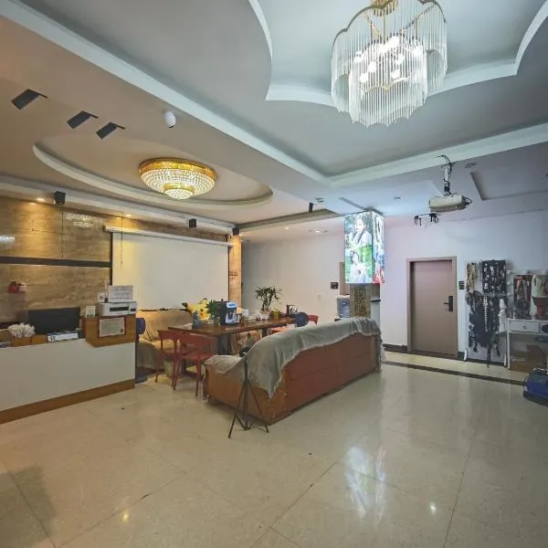 Border Town International Youth Hostel Fenghuang Ancient City Bar Street Branch, hotel v destinaci Feng-chuang