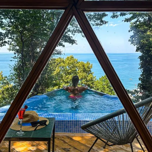 Glamping Martini Kvariati with pool, hotel v destinaci Batumi