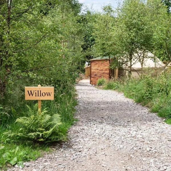 Yurtshire Eavestone Lake - Willow, hotel in Ripon