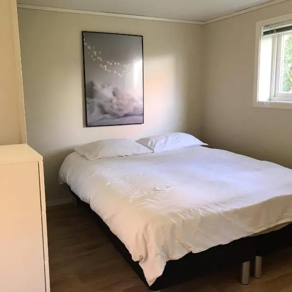 Sentrumsnær kjellerleilighet, nær sykehus og høgskole, parkering, hotel in Haugesund