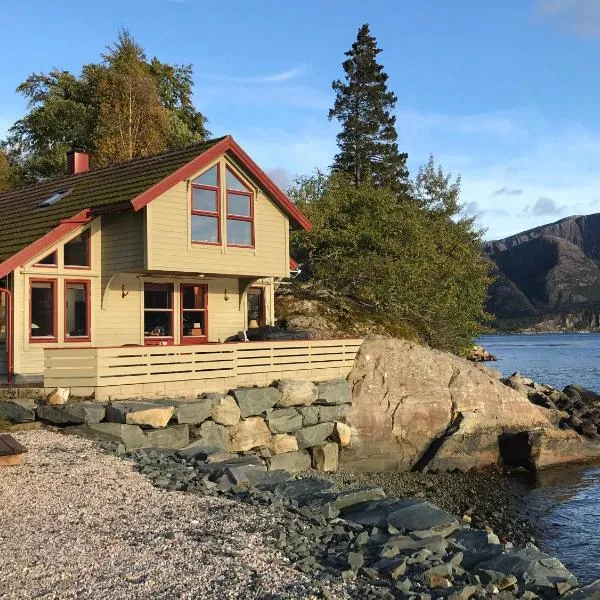 Seaside 3-bedroom House, hotel in Svelgen