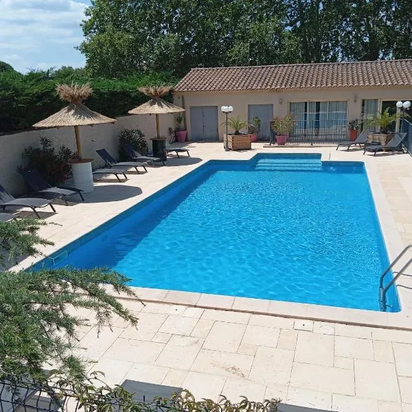 Logis Hôtel Acotel, hotel v destinaci Le Pontet