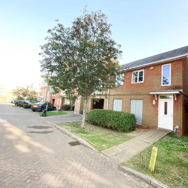 2 Bedroom Flat near Redhill train station, easy access to Gatwick & London, hotel sa Redhill