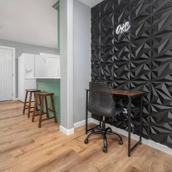 OKC Casita - Newly Remodeled, Modern 2 BR home - Family and pet friendly Plus Hot tub, hotel v destinaci Oklahoma City