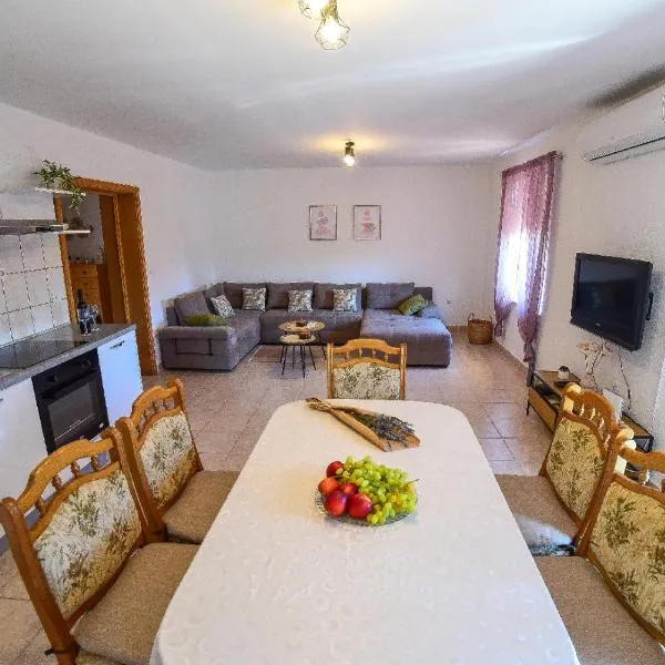 Apartman Lara, hotel di Sinj
