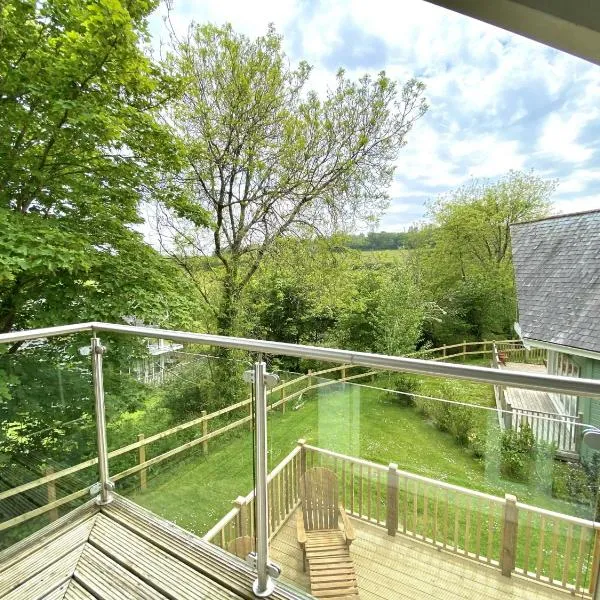 Trewhiddle Retreat V11 by Together Travel - Luxury 4-Bedroom Villa, hotel in St Austell