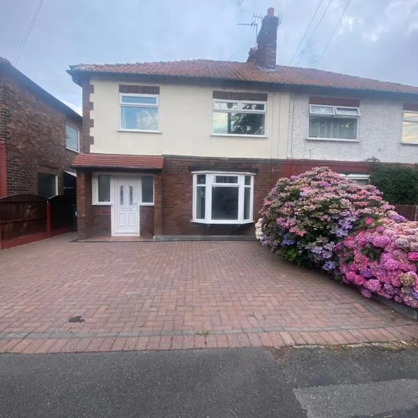 Lovely 3 bed house in Crosby, hotel in Crosby