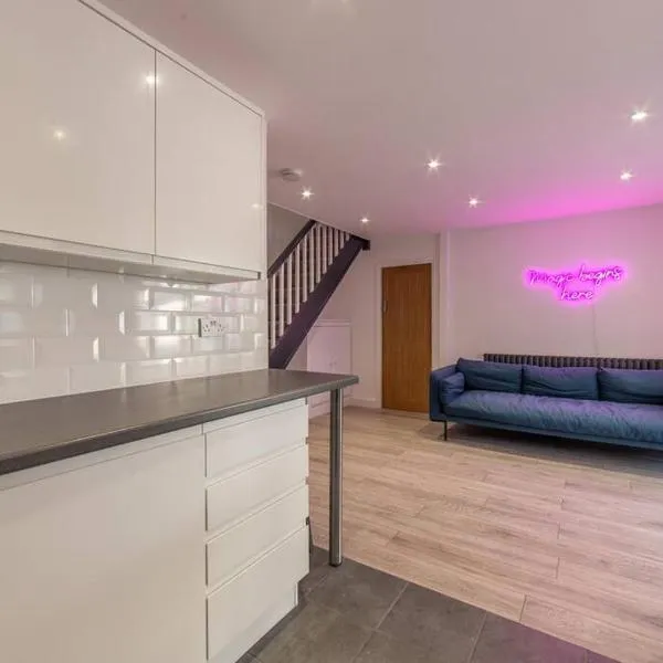 Modern Fully Renovated 4 Bedroom, hotel v destinaci Cwm-bran