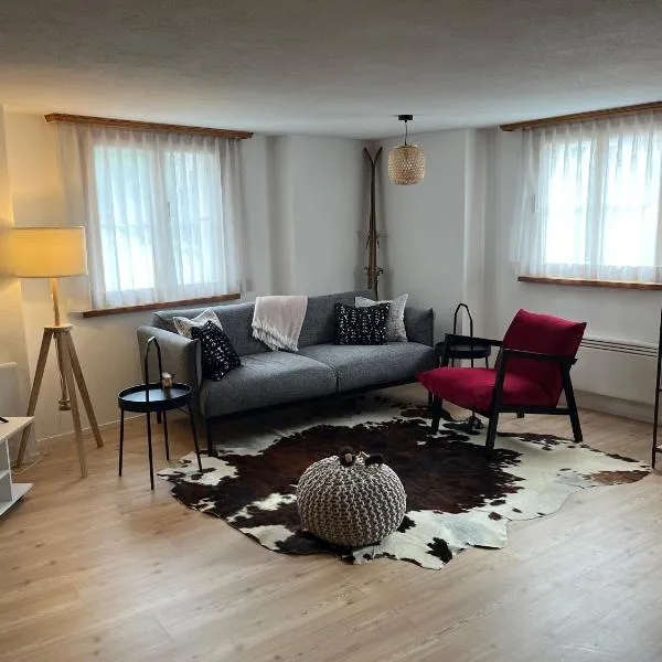Doppelstöckige Familienwohnung in Ftan im Unterengadin, hotel in Ftan