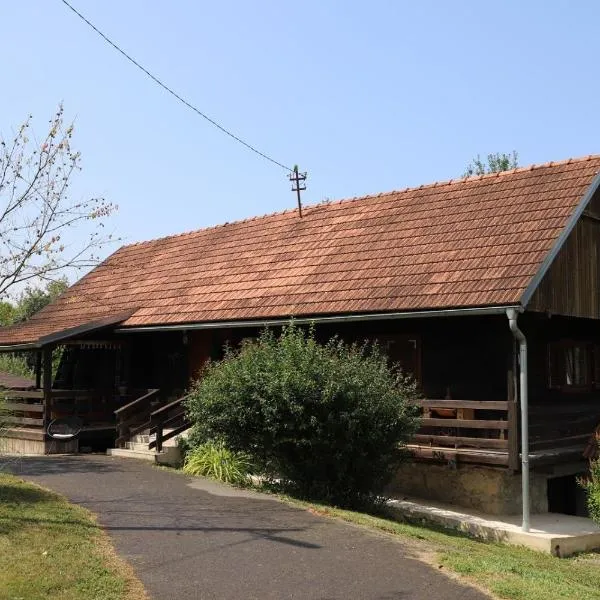 Wooden house Mali Vrh, hotel in Kamanje