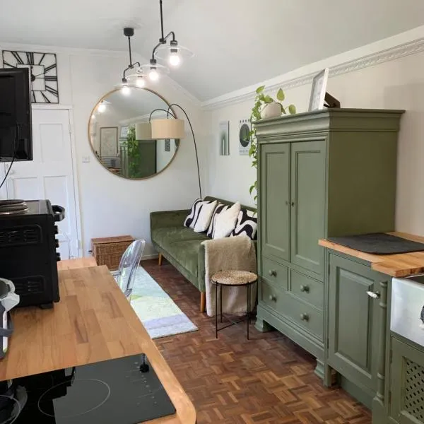 Newly refurbished one bedroom with additional sofa bed Self Contained Flat in Garden、Abbots Langleyのホテル