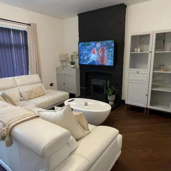 Slick Space for a Standish Stay, hotel in Standish
