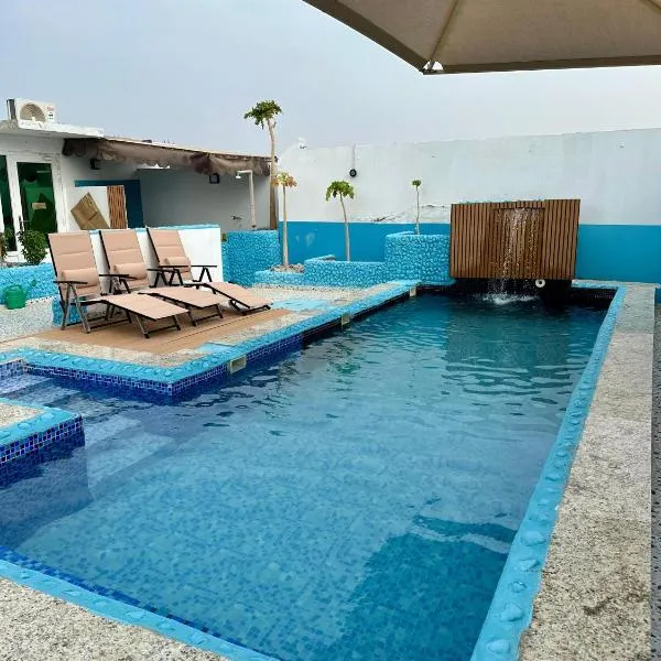 Private Rooms in Shared Beach Chalet - 1, hotel v destinaci Al Ḩadd