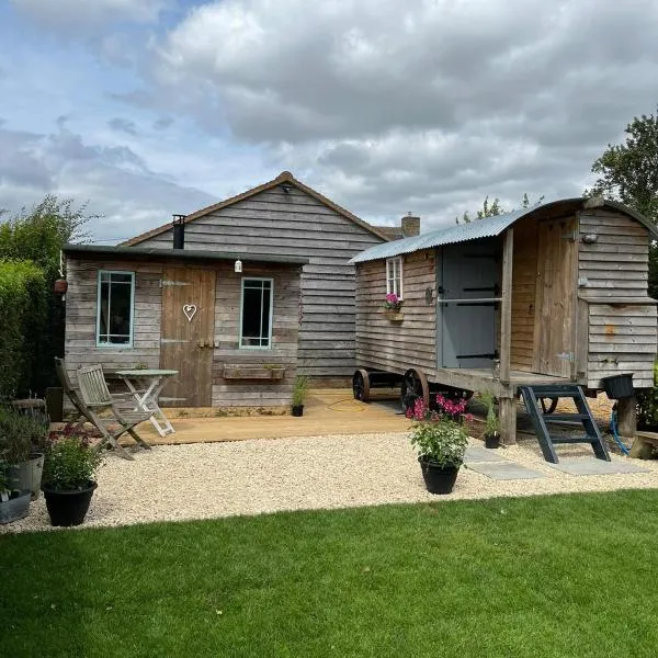 The Hen House Shepherds hut with hot tub, hotel v destinaci Chittoe