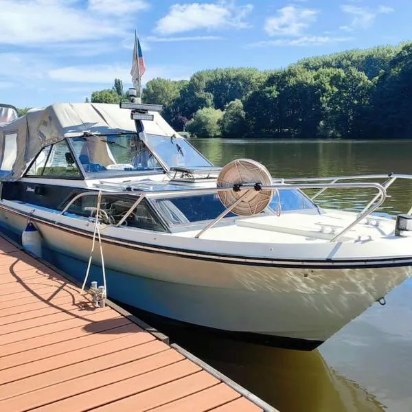 Wake Port Boat, ubytování na lodi, hotel in Brandýs nad Labem-Stará Boleslav