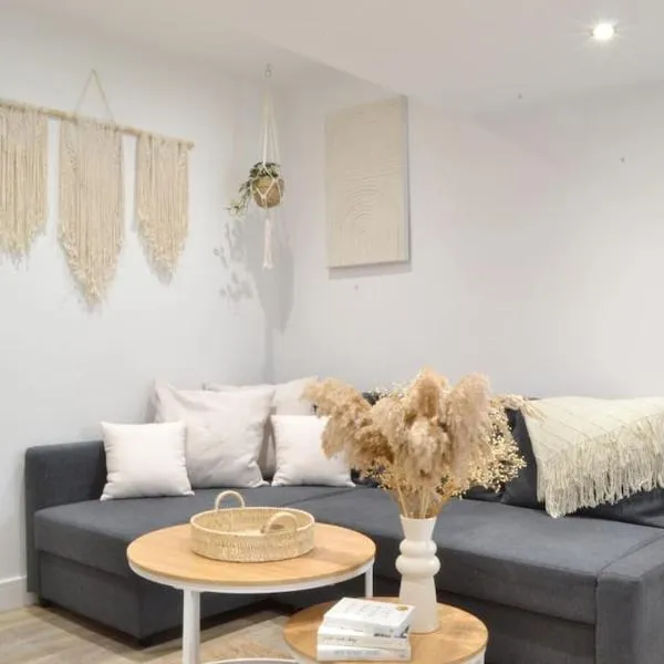 New Flat near Luton Airport FREE PARKING, hotel in Luton
