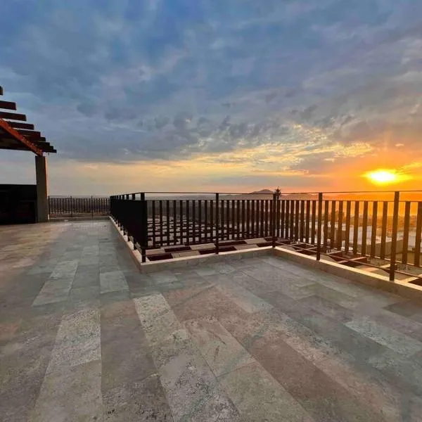 Penthouse with panoramic terrace and pool, hotel in San José del Cabo
