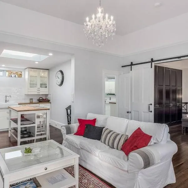 Warm Inviting, and Luxurious The Manor, hotel di Sandy Bay