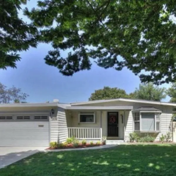 Cozy House Nested Around Trees Ｃ, hotel in San Jose
