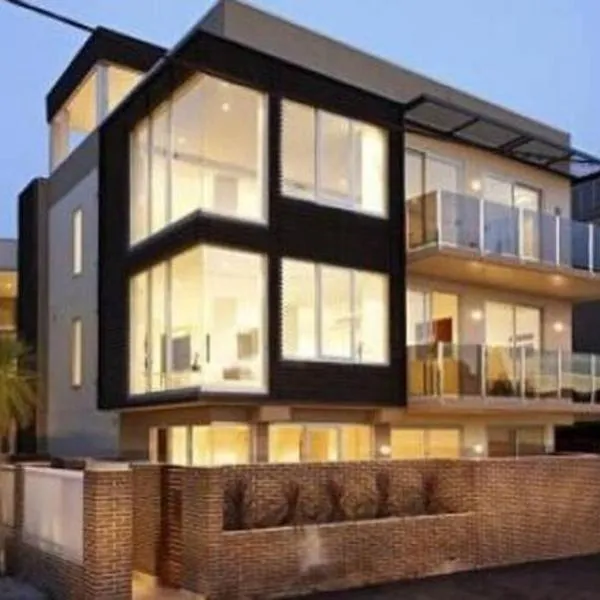 2 Bed 3 Bath Right on the Beach WOW Great Value, hotel in Melbourne
