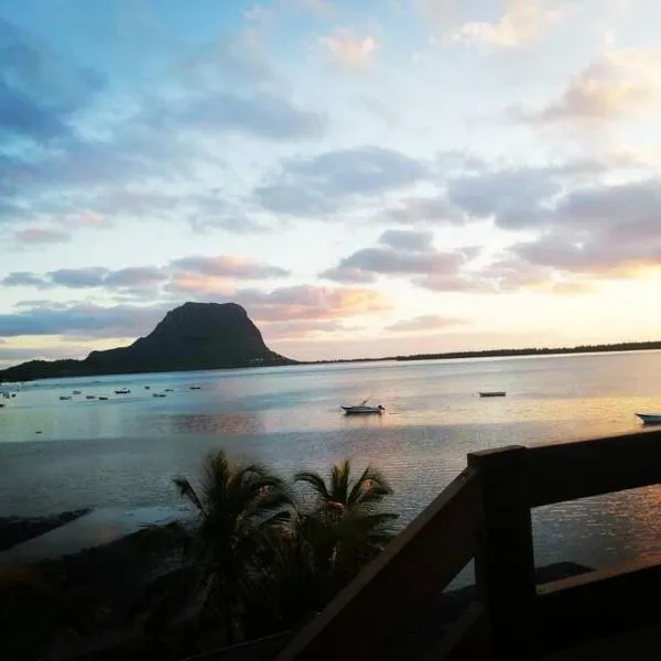 Oceanfront Le Morne Brabant view, hotel v destinaci La Gaulette