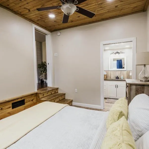 Spacious & Updated MQT Home - HotTub - Backyard, hotel in Marquette