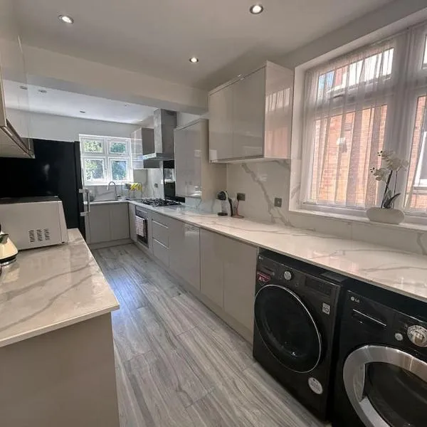 Luxurious House in Luton with free parking, hótel í Luton