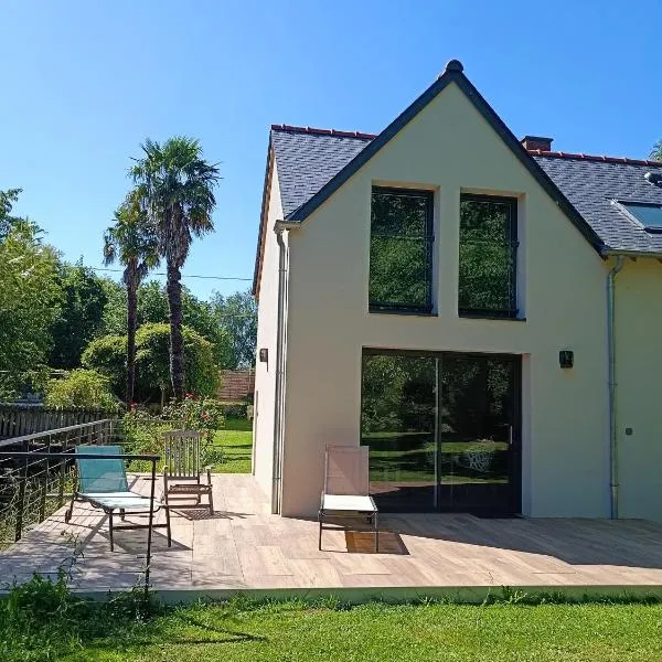 Gîte à côté de " la Java bleue" en bord de rivière, hotel em Amanlis