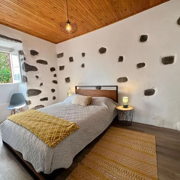 AZ Solar Cottage and Secret Garden, hotel in São Vicente Ferreira
