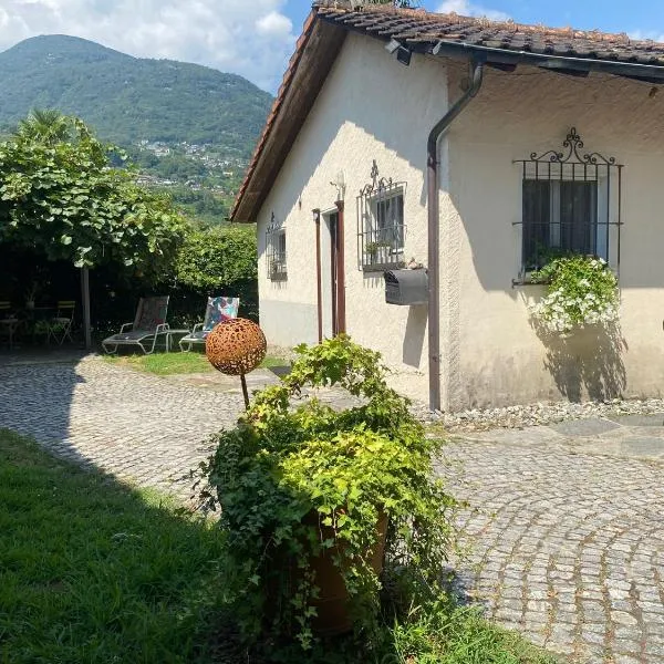 mini Haus mit Pergola -NL-00000196, hotel v destinaci Tenero