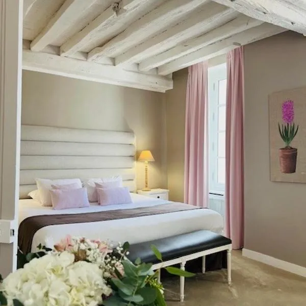 Hôtel Saint-Laurent, The Originals Relais, hotel v destinaci Montfort-lʼAmaury