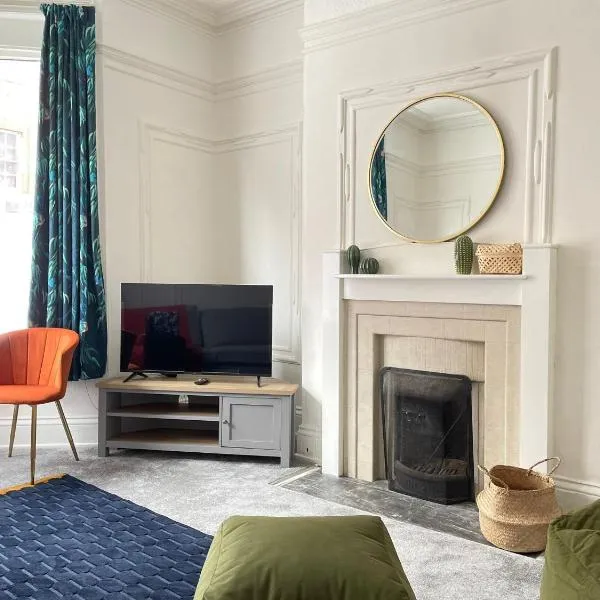 Spacious Victorian for 10 across Royal Infirmary with FREE PARKING, hotel in Leicester