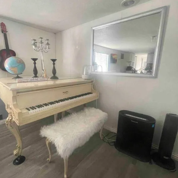 Tiny but cozy manufactured house, hotel in Tampa