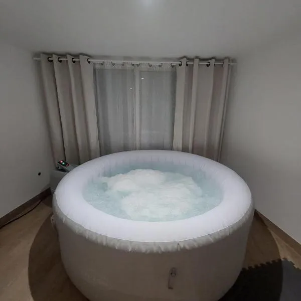 L08 Jacuzzi 5 Étoile par Villa Dengous, hotel v destinácii Livry-Gargan