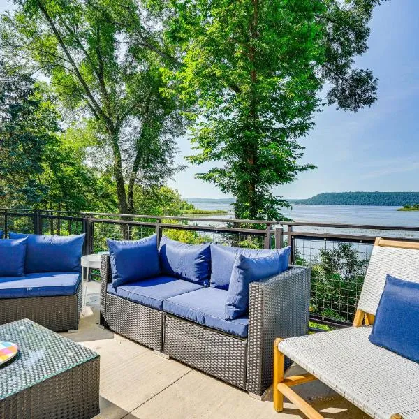 Maiden Rock Cottage w/ Fire Pit & Lake Pepin Views, hotel en Maiden Rock