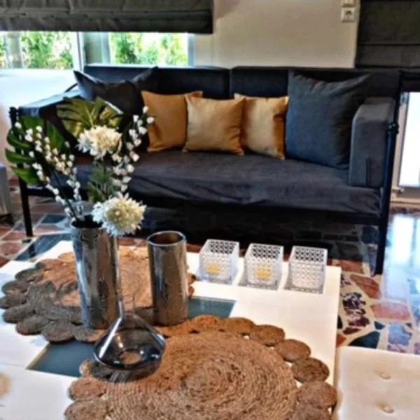 COTTAGE villa、Káto Panayíaのホテル