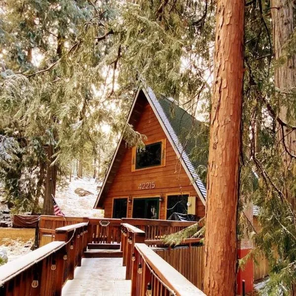 HB Hideaway Boho Treehouse Vibes in the Pines, hotel v destinaci Shaver Lake