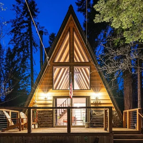 Dogwood Peak Mid-Century A-Frame with AC Style、シェイバー・レイクのホテル