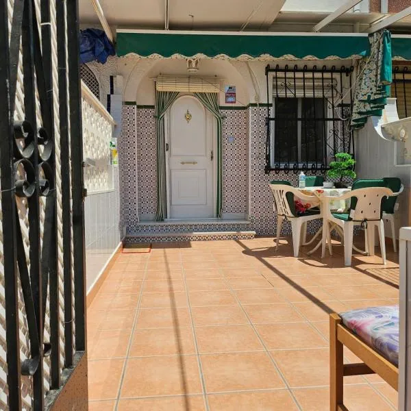 Bungalow Gaviota con playa y terraza, hotel in Santa Pola