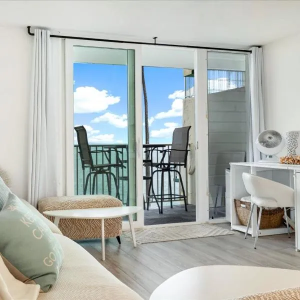 Luxury Beachfront Condo, hotel in Hauula