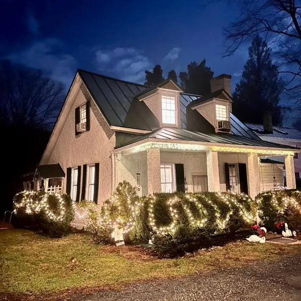 Across The INN Entire Colonial House with lovely porch & extremely fast Wi-Fi, hotel v destinaci Washington, Virginia