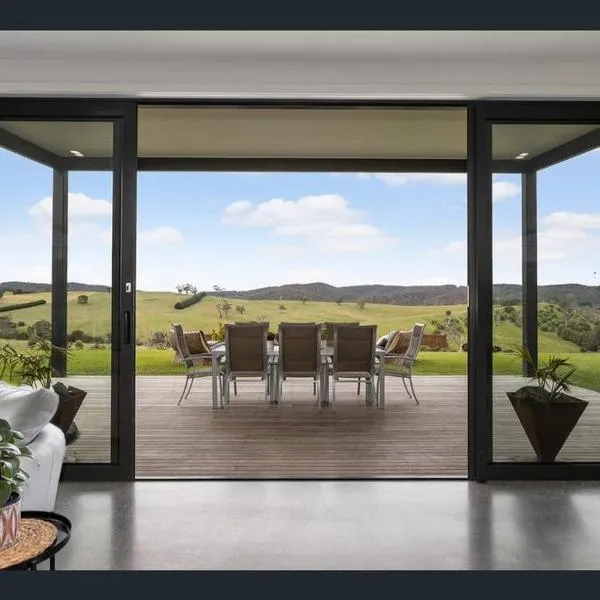 Luxury Modern Farm Stay with Country Living, hotel v destinaci Greendale