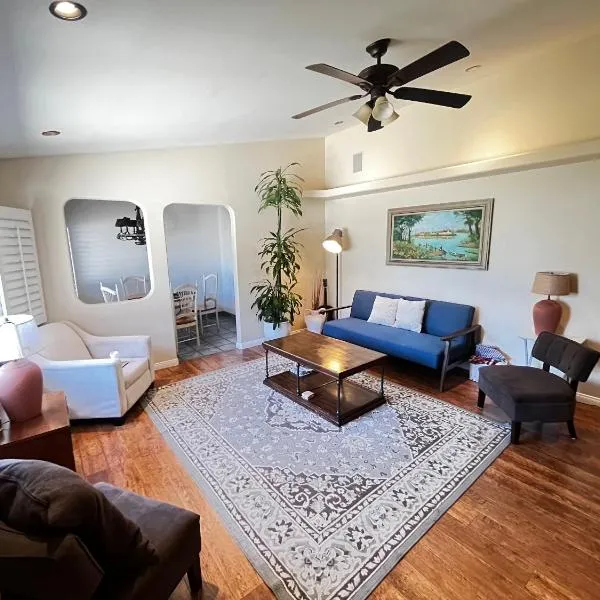 Cozy Family Hideaway, sleeps 8, 4 tv's yard, shops, hotel v destinaci Simi Valley