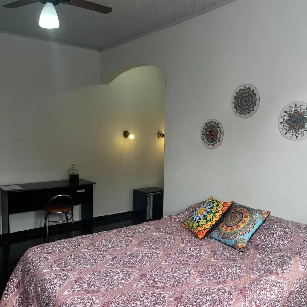 Casa com quarto e suíte, hotel in São Miguel Arcanjo